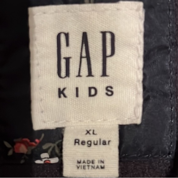 Gap Kids Puffer Jacket in Navy with a Hood - Picture 15 of 16